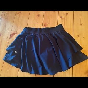 EUC lululemon court rival HR size 6 black skirt